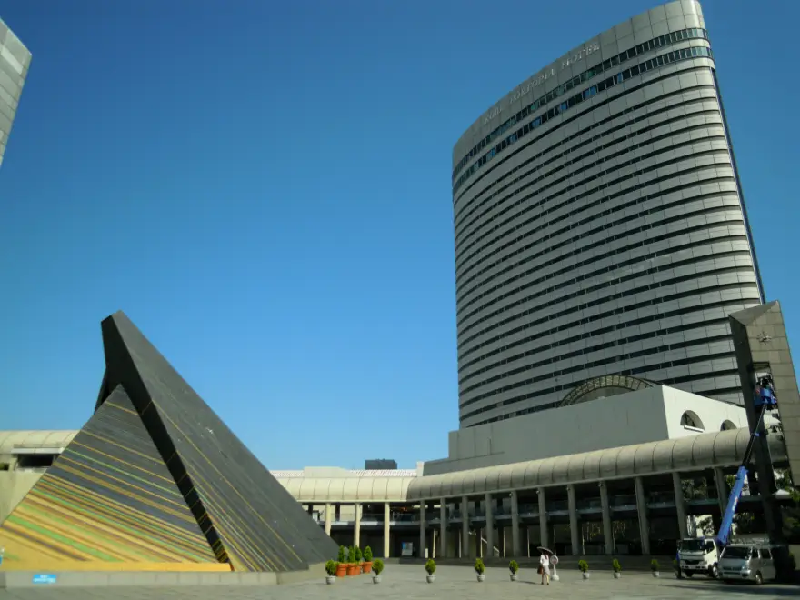 [Photo of the hotel with a fountain in front]